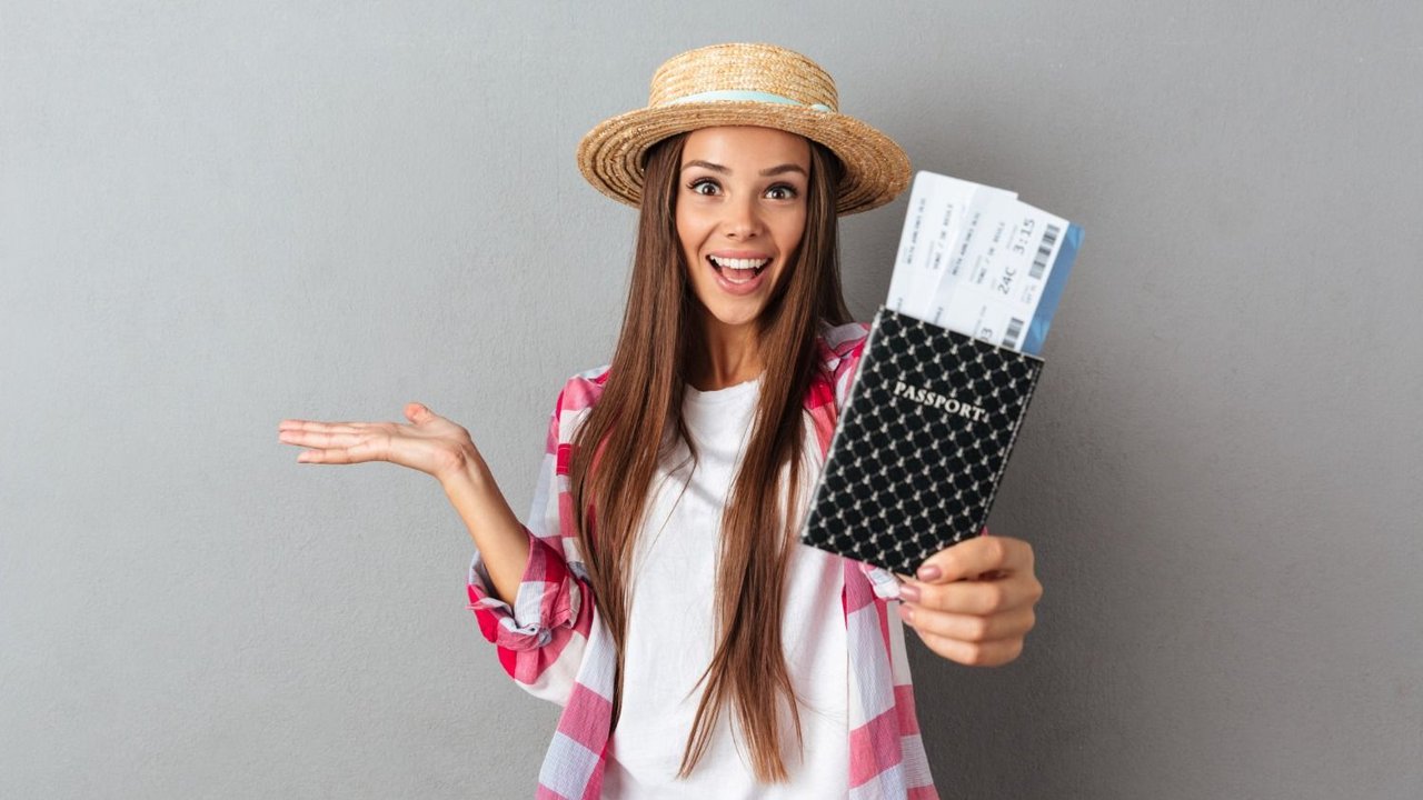 Una chica con el pasaporte en la mano