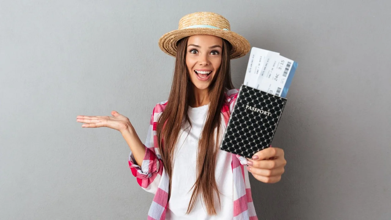 Una chica con el pasaporte en la mano