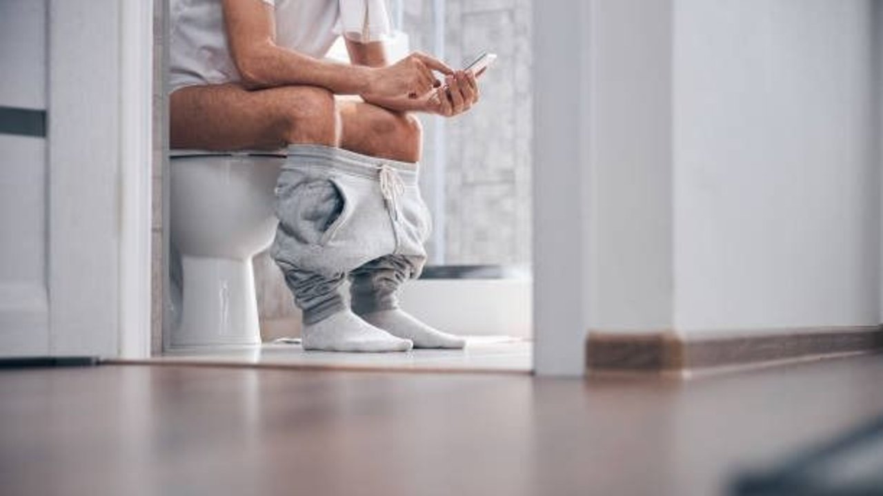 Por qué los hombres se demoran más tiempo en el baño que las mujeres.