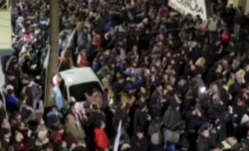Miles de personas realizan una vigilia frente a la casa de CFK | La condena de cristina