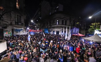 Miles de personas realizan una vigilia frente a la casa de CFK | La condena de cristina