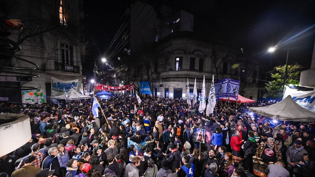 Miles de personas realizan una vigilia frente a la casa de CFK