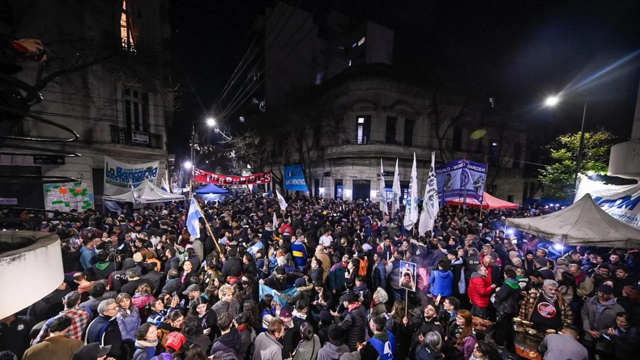 Miles de personas realizan una vigilia frente a la casa de CFK