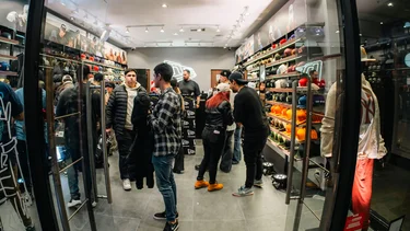 Es exitosa en todo el mundo y ahora llegó a Argentina: la nueva marca de gorras que desembarcó en el Unicenter