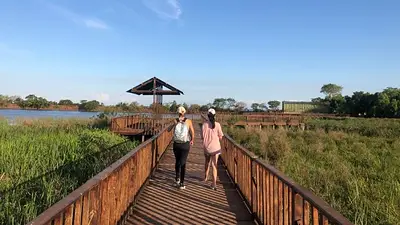 Dos chicas caminando Dos chicas caminando