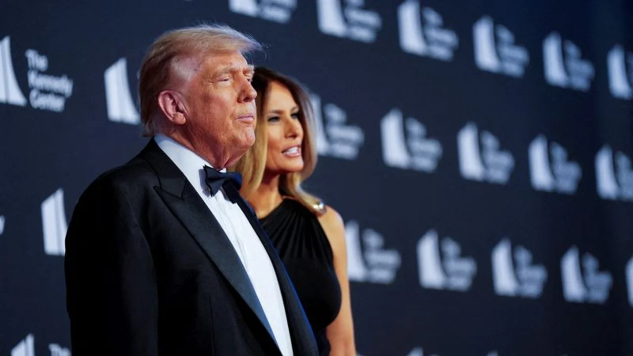 Trump es recibido con vítores y abucheos durante una representación de "Los Miserables"
