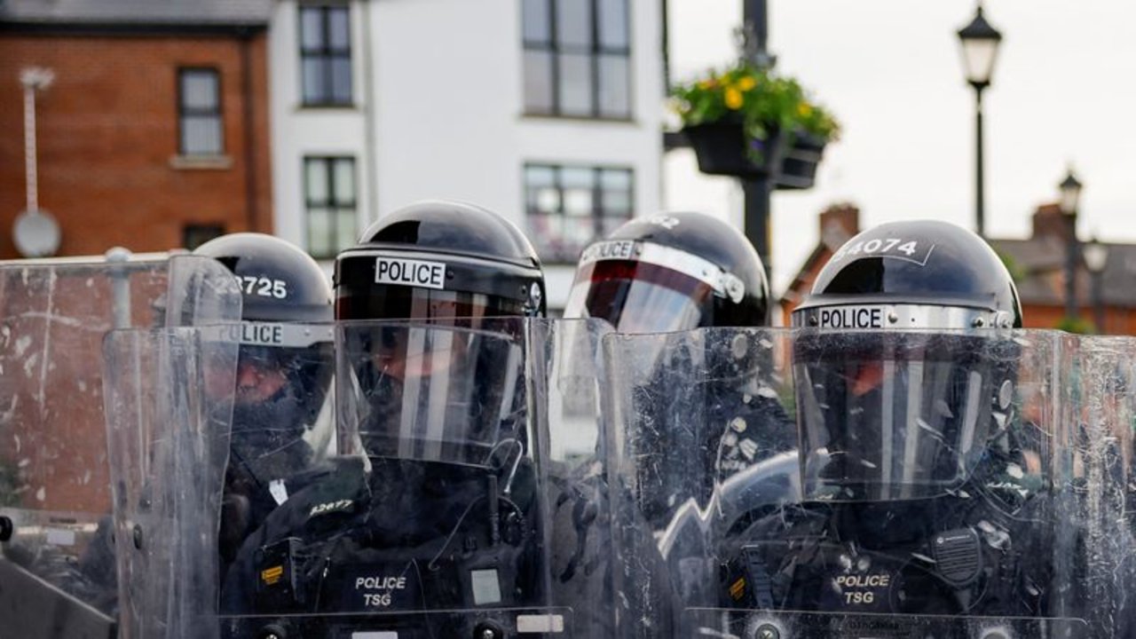 Atacan un centro que acogía a migrantes en la tercera noche de violencia en Irlanda del Norte