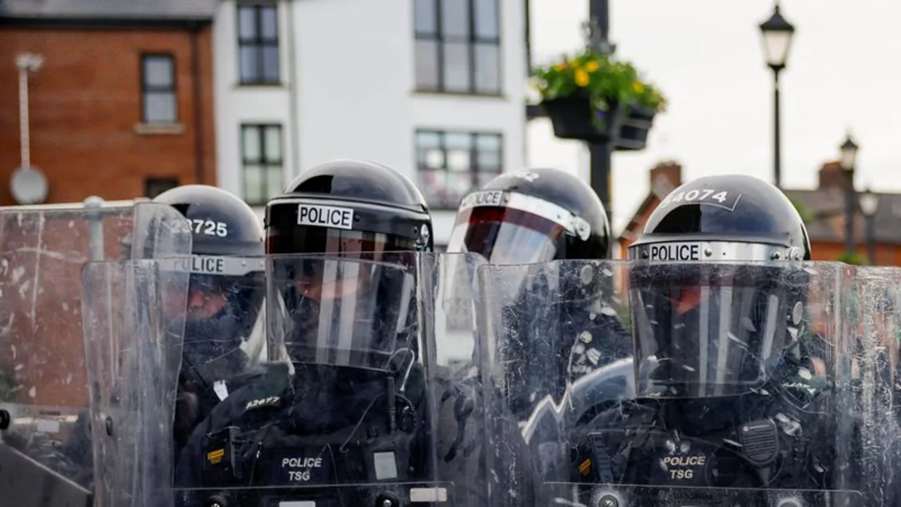 Atacan un centro que acogía a migrantes en la tercera noche de violencia en Irlanda del Norte