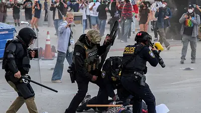 Gobernadores demócratas apoyan la seguridad fronteriza, pero rechazan "abusos" de Trump contra inmigrantes Gobernadores demócratas apoyan la seguridad fronteriza, pero rechazan "abusos" de Trump contra inmigrantes