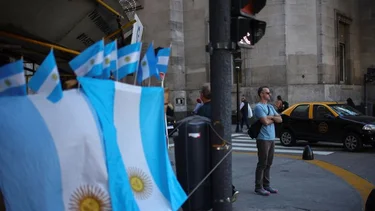 ¿La primera bandera de la Argentina no fue celeste-blanca-celeste?