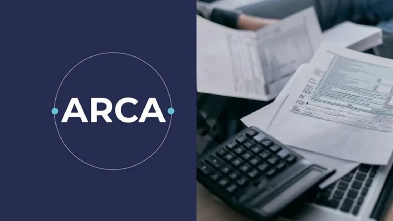 Logo de ARCA y una  calculadora