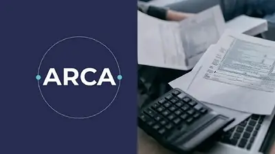 Logo de ARCA y una calculadora Logo de ARCA y una calculadora