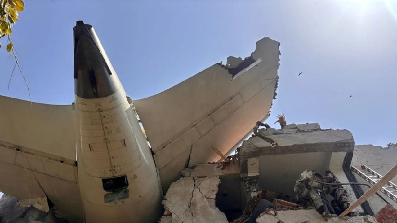 Sobreviviente de accidente de Air India saltó por la salida de emergencia, según la policía
