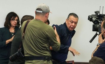 Agreden y esposan a un senador opositor en plena conferencia de Trump | Estados unidos