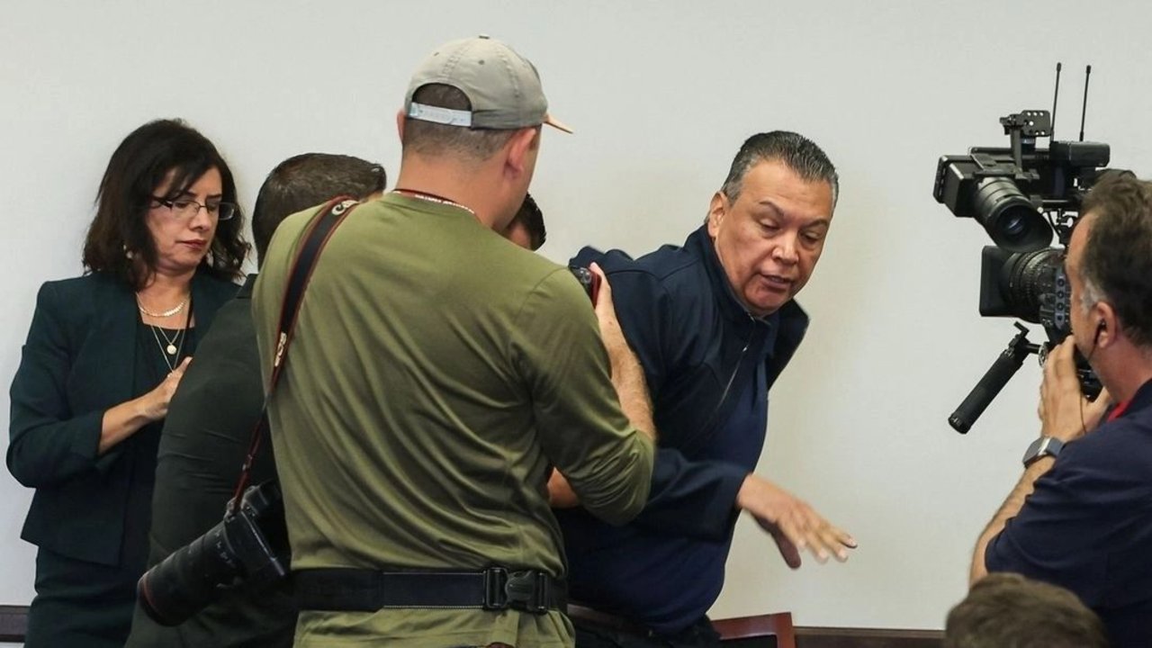 Violencia en EEUU: agreden y esposan a un senador en una conferencia del gobierno de Trump