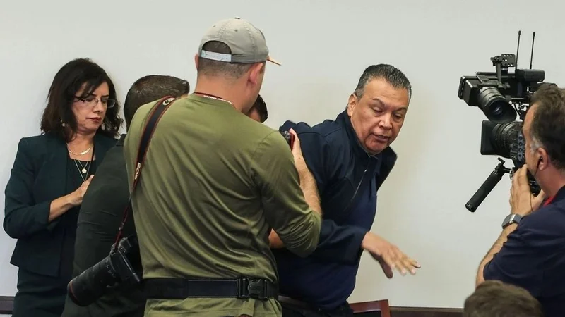 Violencia en EEUU: agreden y esposan a un senador en una conferencia del gobierno de Trump