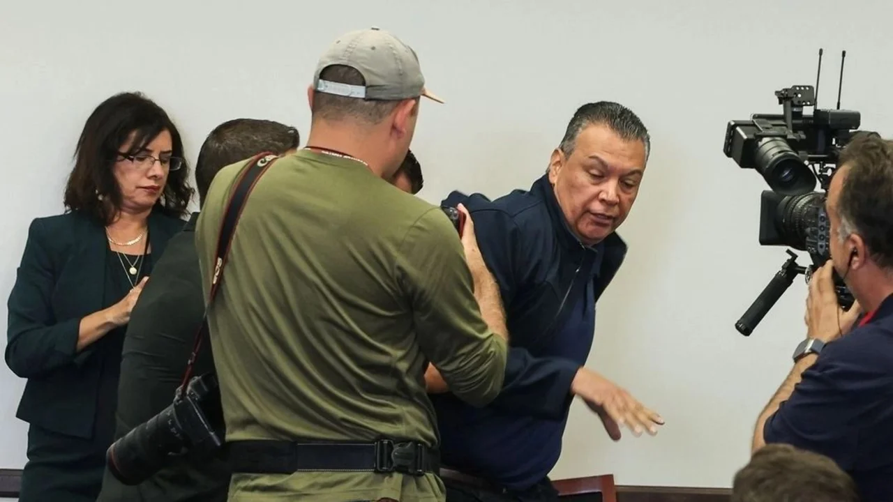 Violencia en EEUU: agreden y esposan a un senador en una conferencia del gobierno de Trump