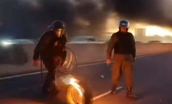 Máxima tensión en el Acceso Oeste: Gendarmería avanza con balazos de goma | La condena de cristina