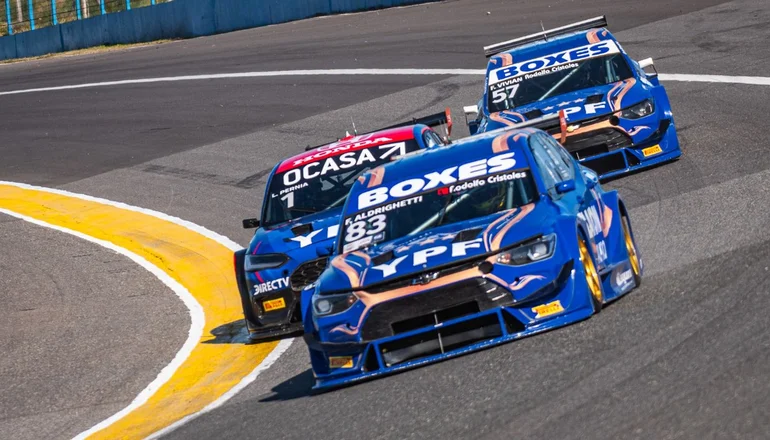 Autos del TC2000 en acción durante la carrera de Rosario 2025, liderados por Matías Rossi.