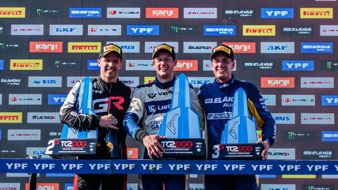 Marcelo Ciarrochi, Matías Rossi y Franco Vivian con sus trofeos del TC2000 en el podio de Rosario.