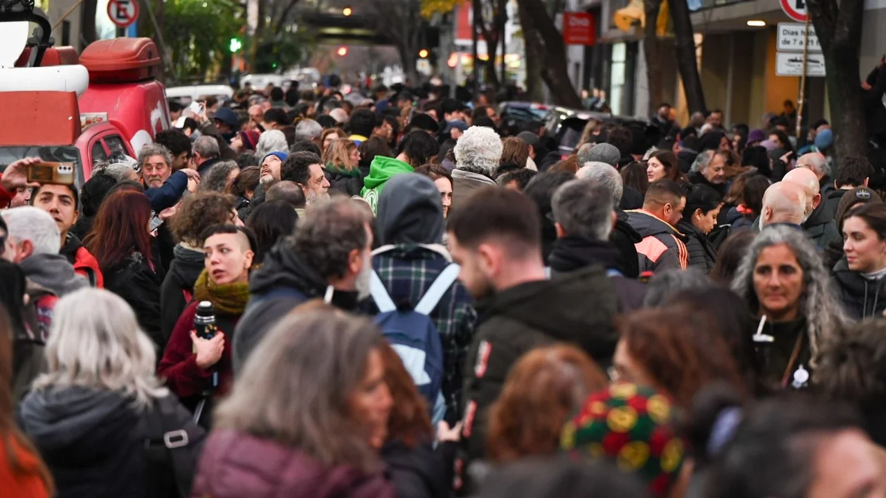 Masivas marchas en accesos y en Tribunales contra la condena a CFK