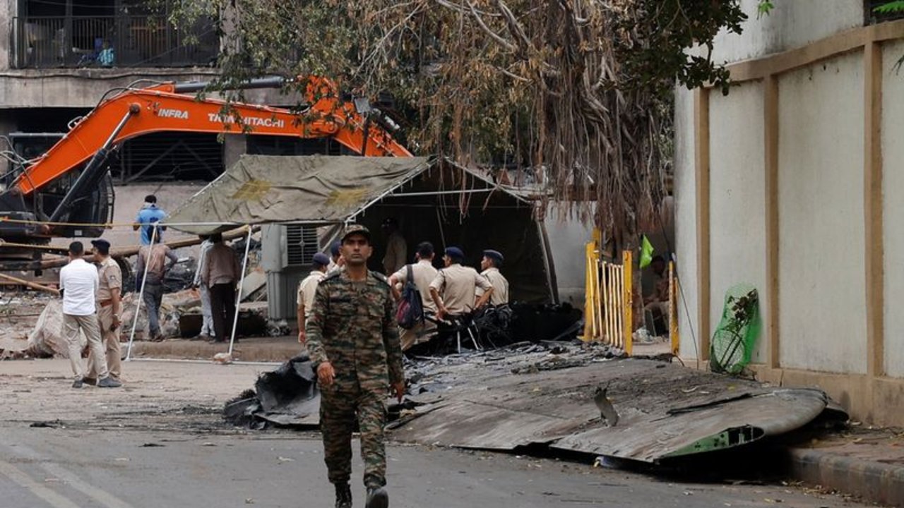 Buscan desaparecidos y piezas de avión tras el accidente en India en el que murieron más de 240 personas
