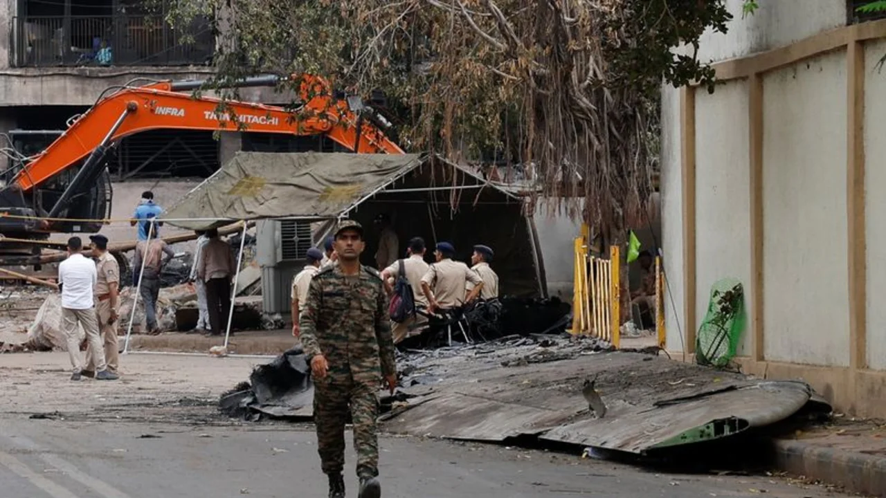 Buscan desaparecidos y piezas de avión tras el accidente en India en el que murieron más de 240 personas