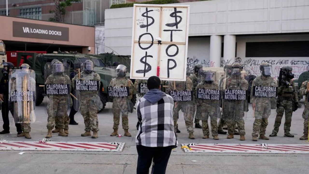 Un tribunal permite a Trump mantener a la Guardia Nacional en Los Ángeles a la espera de los "marines"