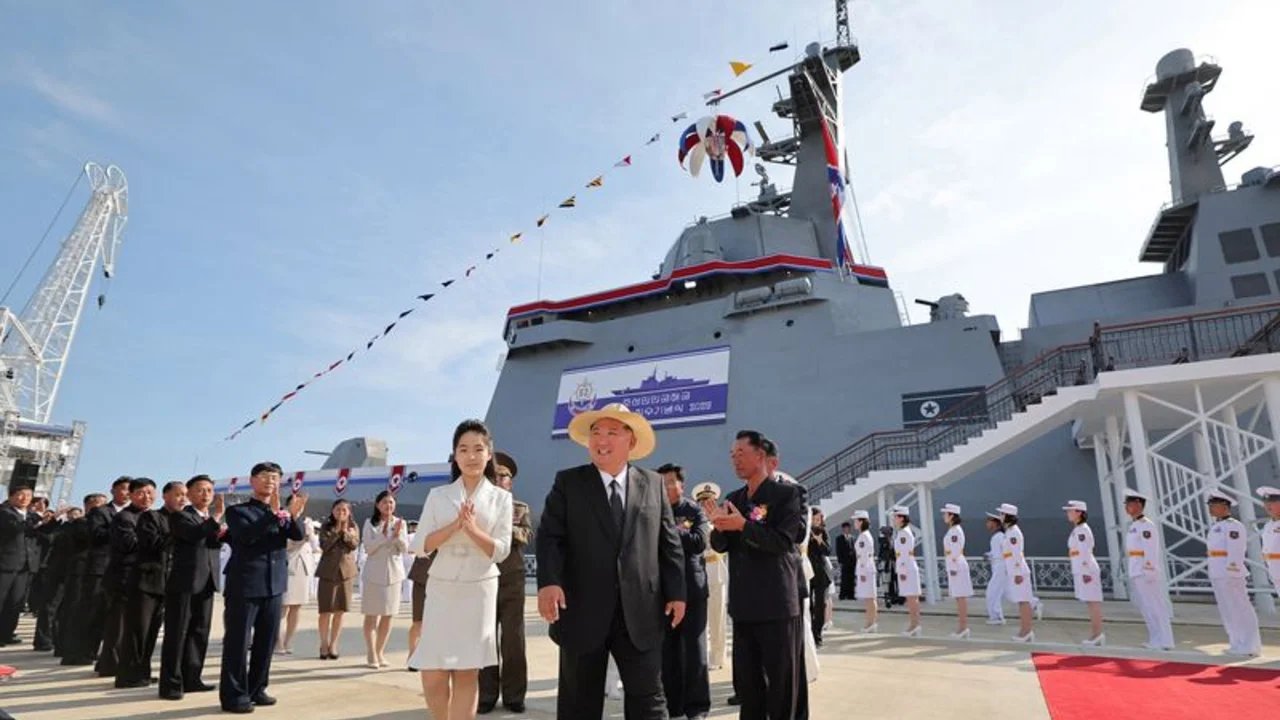 Kim Jong-un alaba la restauración de un destructor y dice que se construirán más
