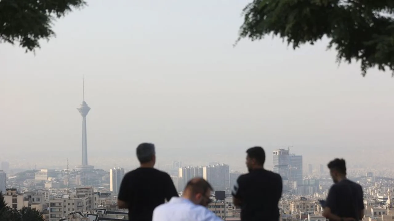 Enfadados y asustados, los iraníes se preparan para más ataques israelíes