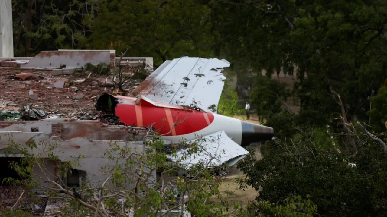 El único sobreviviente del accidente de Air India relata cómo vio morir a otros mientras escapaba
