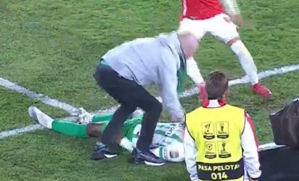 Conmoción en el fútbol: un jugador pretendido por Boca se desplomó en pleno partido en Colombia