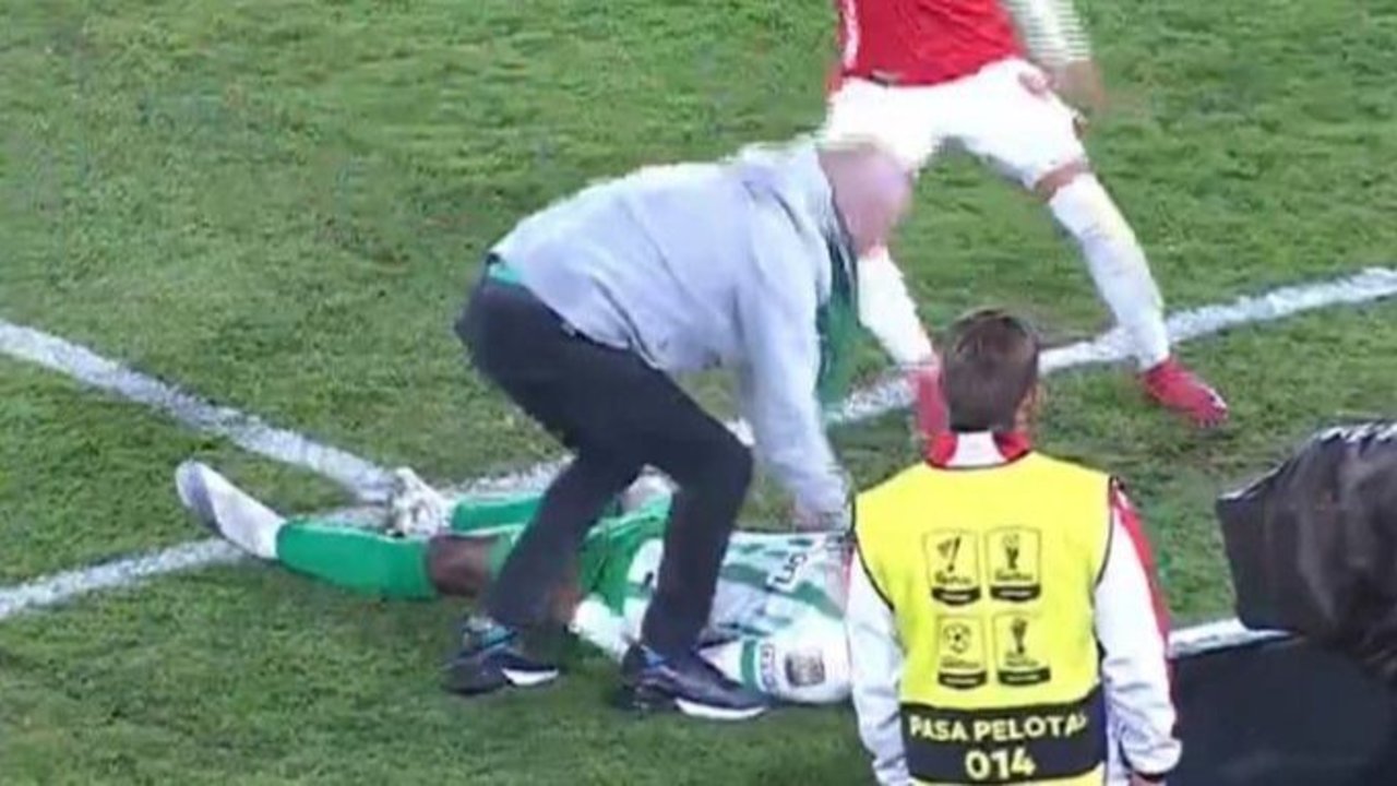 Conmoción en el fútbol: un jugador pretendido por Boca se desplomó en pleno partido en Colombia