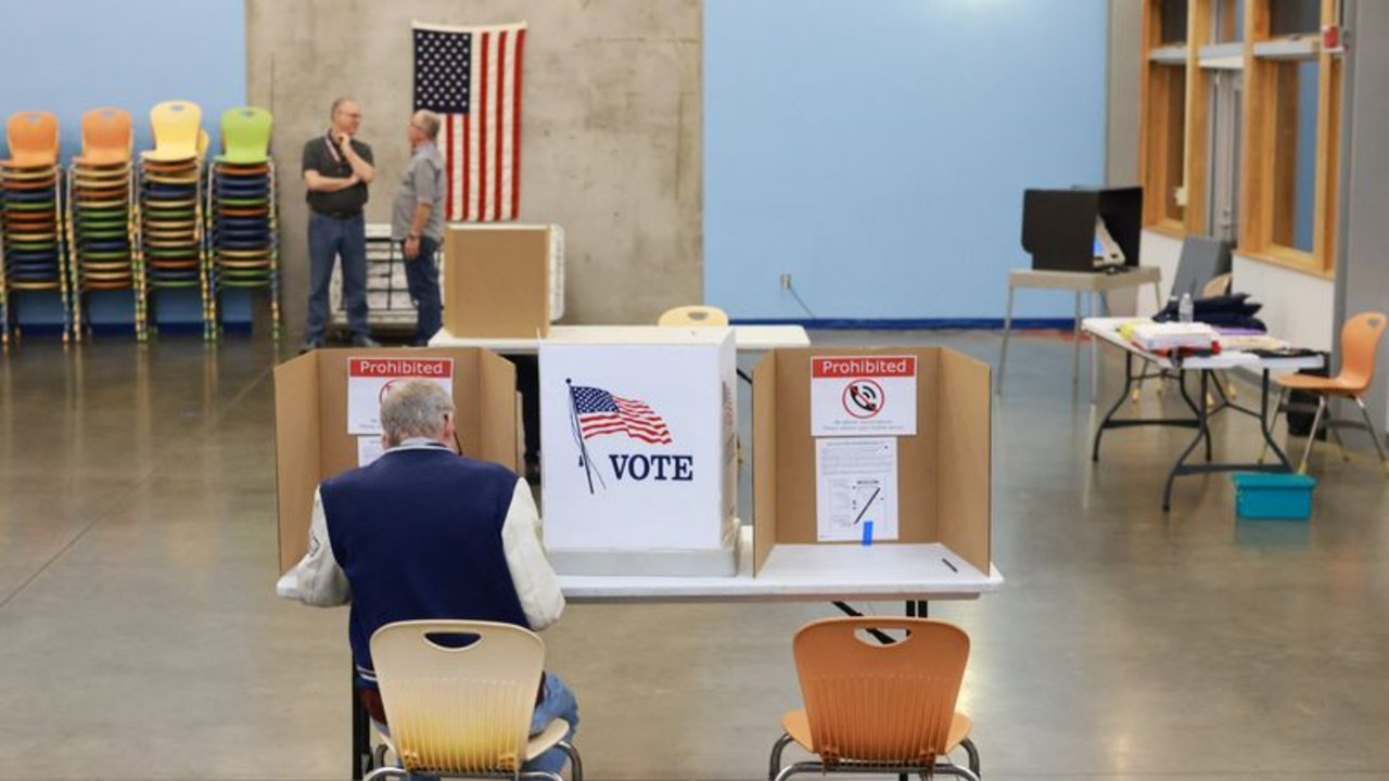 Una juez bloquea intento de la administración Trump de reformar las elecciones federales