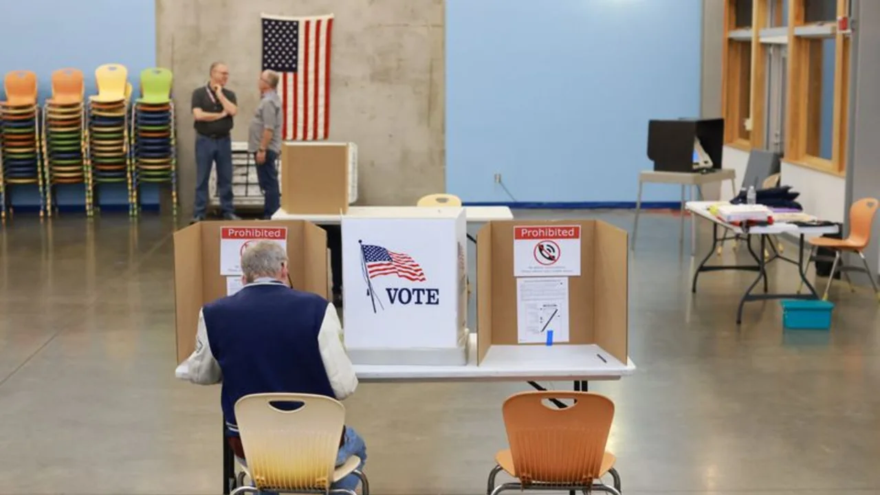 Una juez bloquea intento de la administración Trump de reformar las elecciones federales