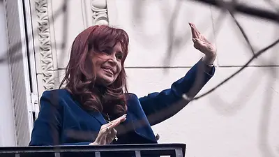 A pesar de la lluvia, Cristina salió al balcón y saludó a la gente A pesar de la lluvia, Cristina salió al balcón y saludó a la gente