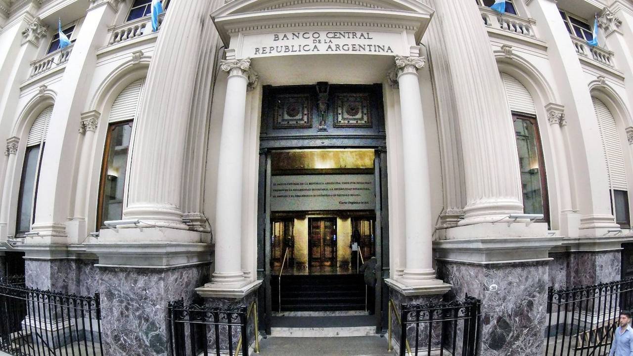 En la economía de Milei los dólares no vienen, se van