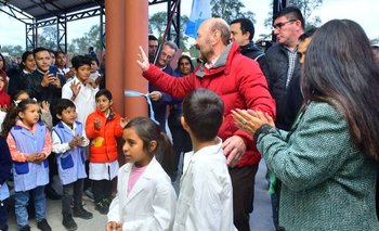 Tras finalizar su recorrido, Insfrán inauguró la obra educativa N°1527 | Inauguraciones