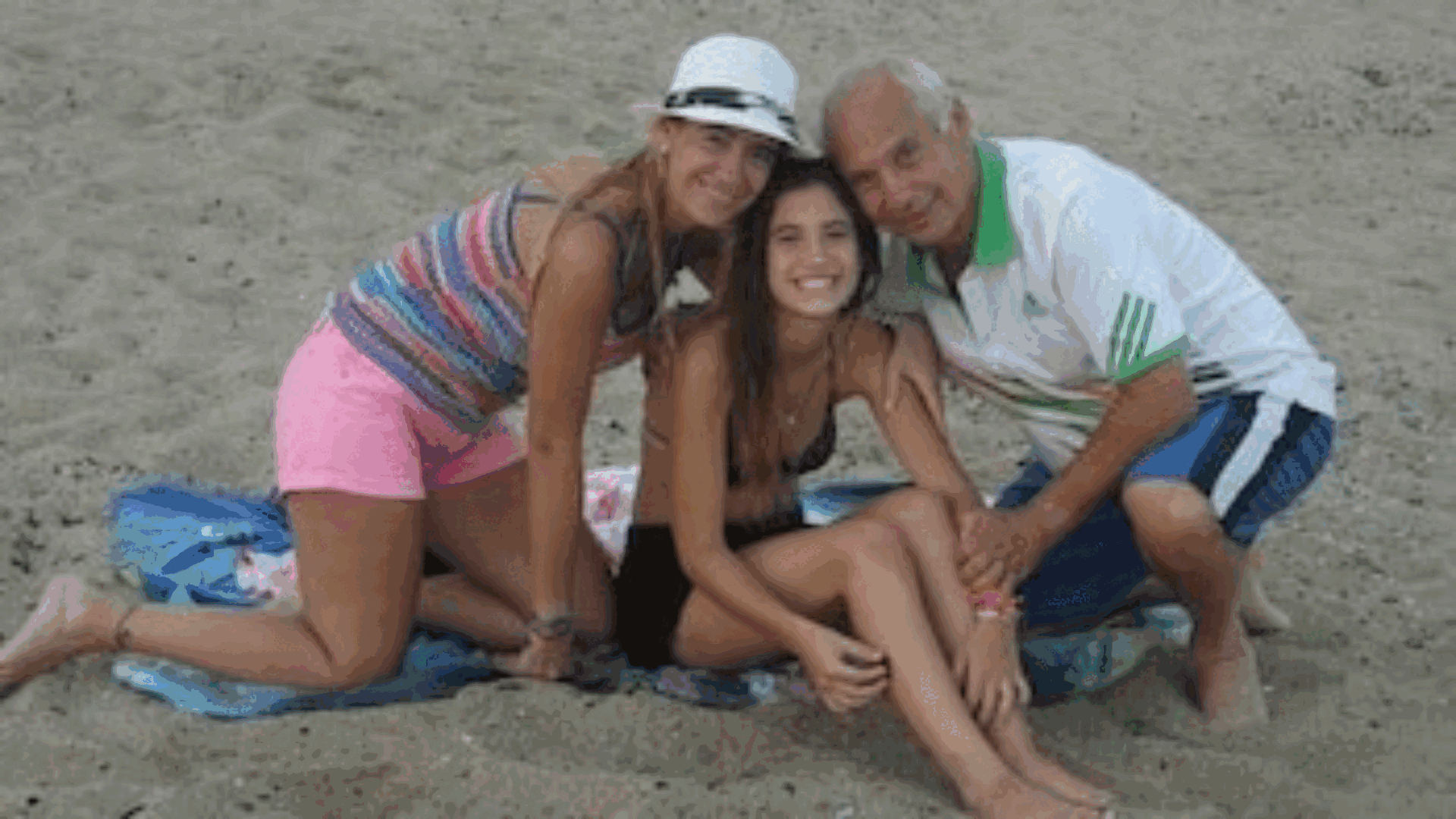 Del duelo al diseño: quedó huérfana a los 20 y con su tesina sueña crear una empresa que dé vida a la ropa de familiares que fallecieron
