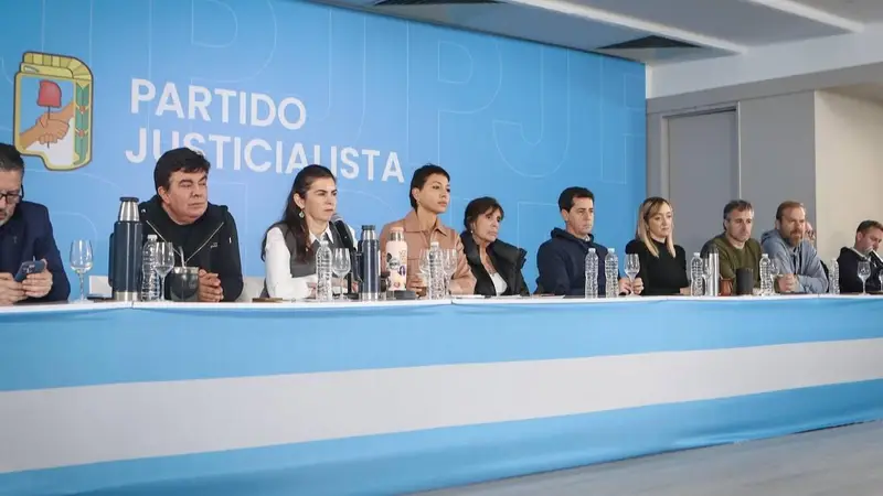"Argentina con Cristina": intendentes repudiaron la condena de la Corte