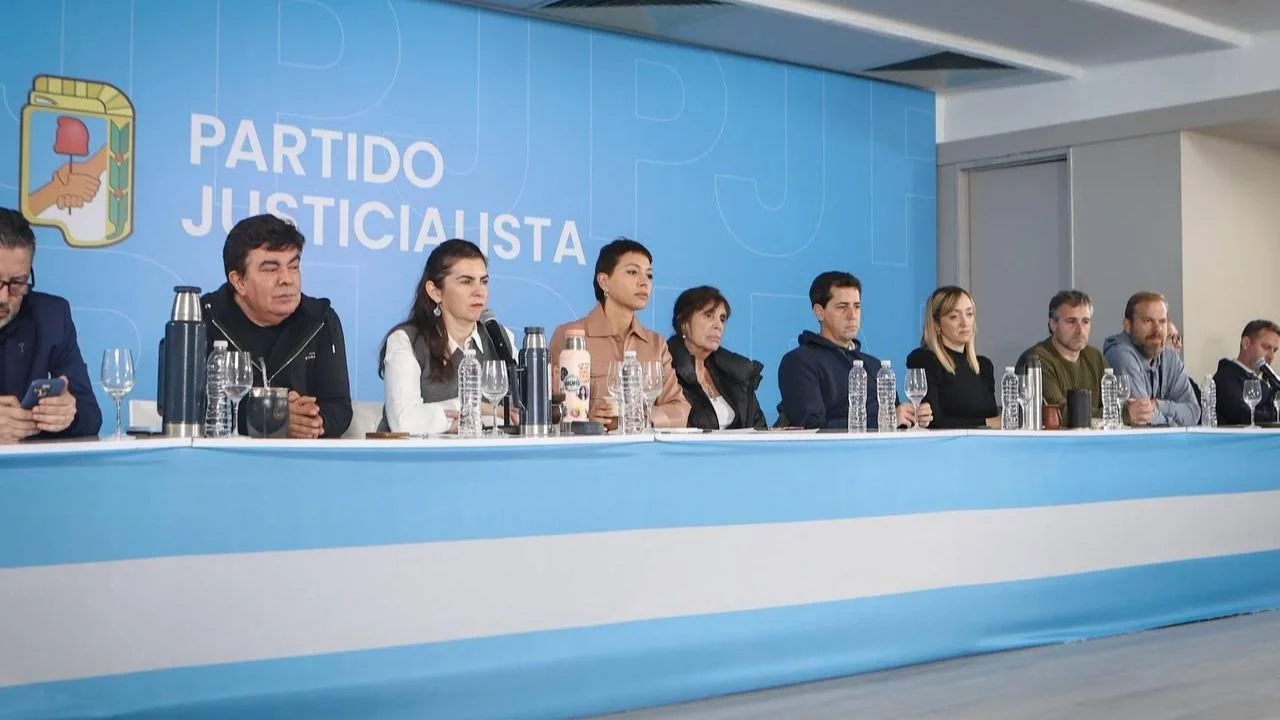 "Argentina con Cristina": intendentes repudiaron la condena de la Corte