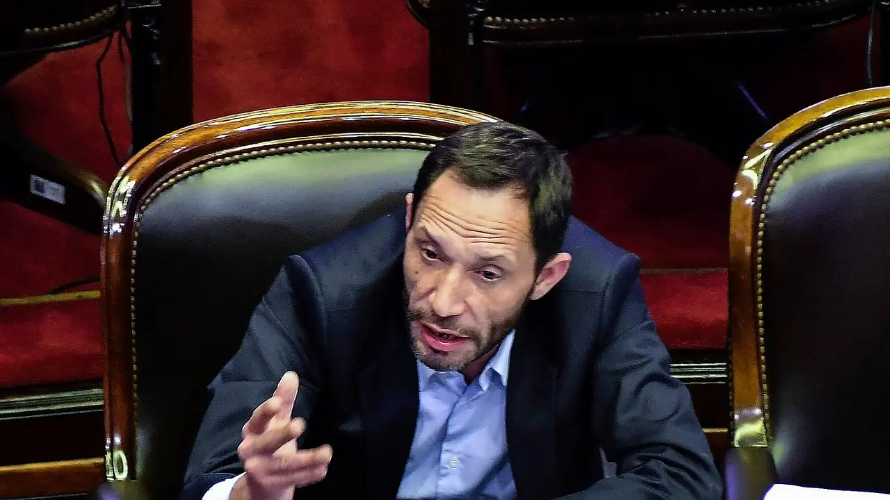 El DNU SIDE y el hostigamiento digital se colaron en el debate del Congreso