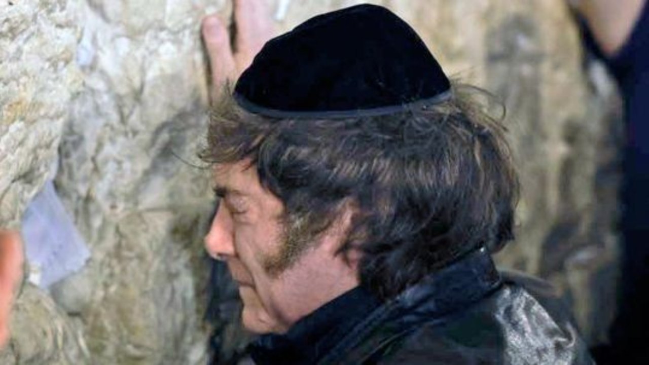 Javier Milei en el Muro de los Lamentos
