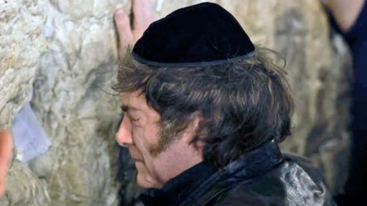 Javier Milei en el Muro de los Lamentos