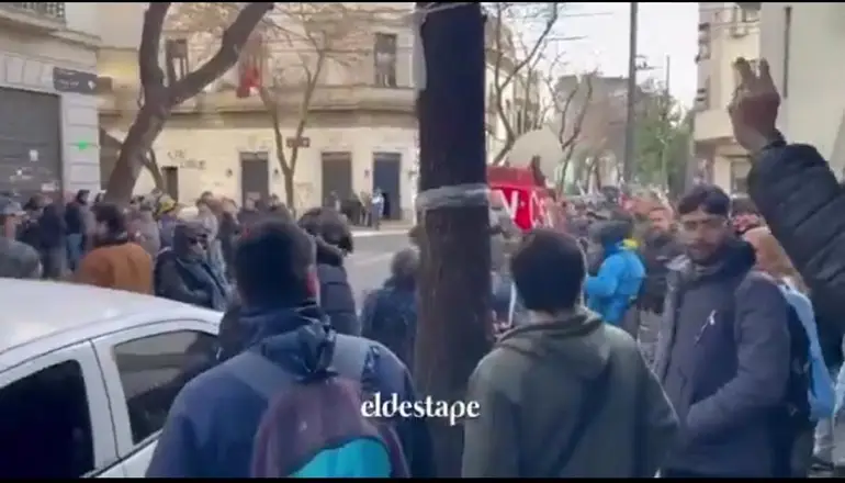 Tras el desalojo, militantes vuelven a la casa de Cristina Kirchner 