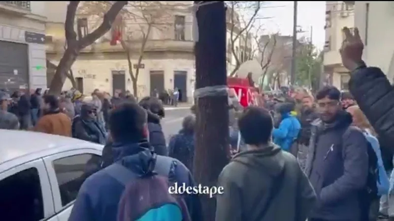 Tras el desalojo, militantes vuelven a la casa de Cristina Kirchner 