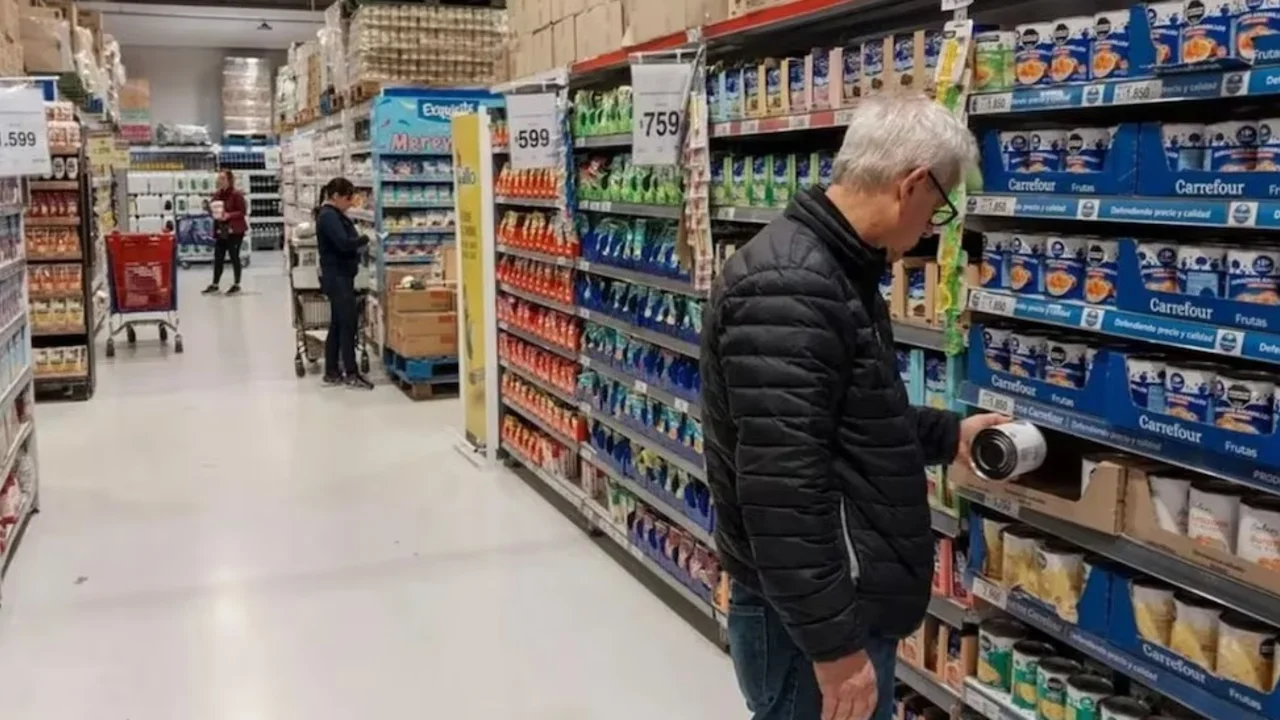 Un hombre en un supermercado
