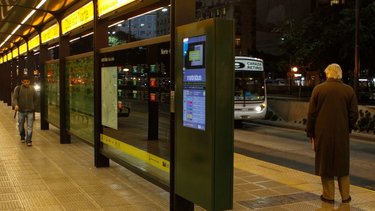 Tres líneas de colectivos cambian su recorrido por obras en un paso nivel