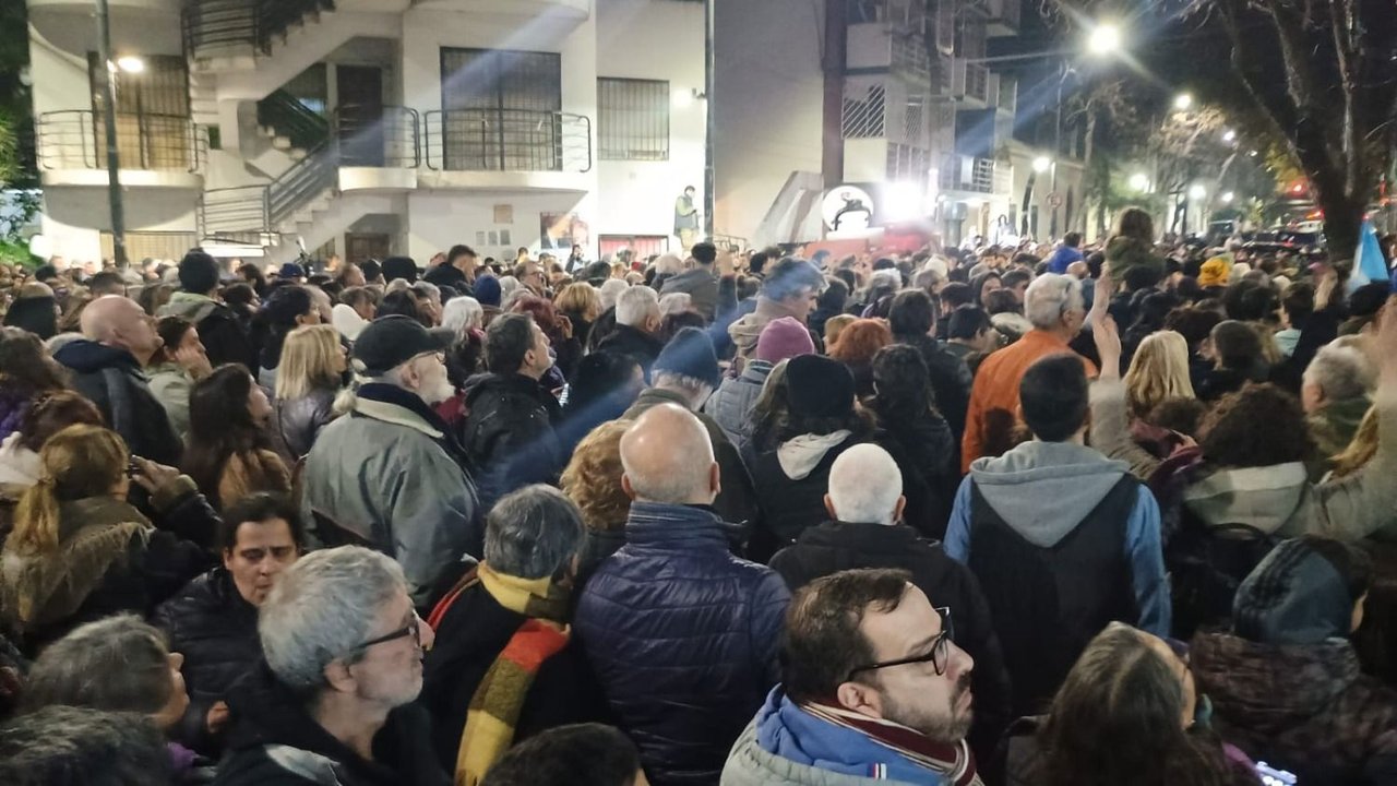 Otra noche de vigilia en el departamento de CFK