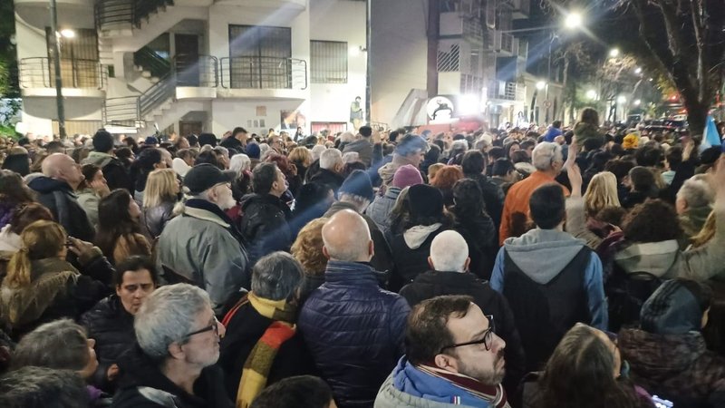 Otra noche de vigilia en el departamento de CFK Otra noche de vigilia en el departamento de CFK